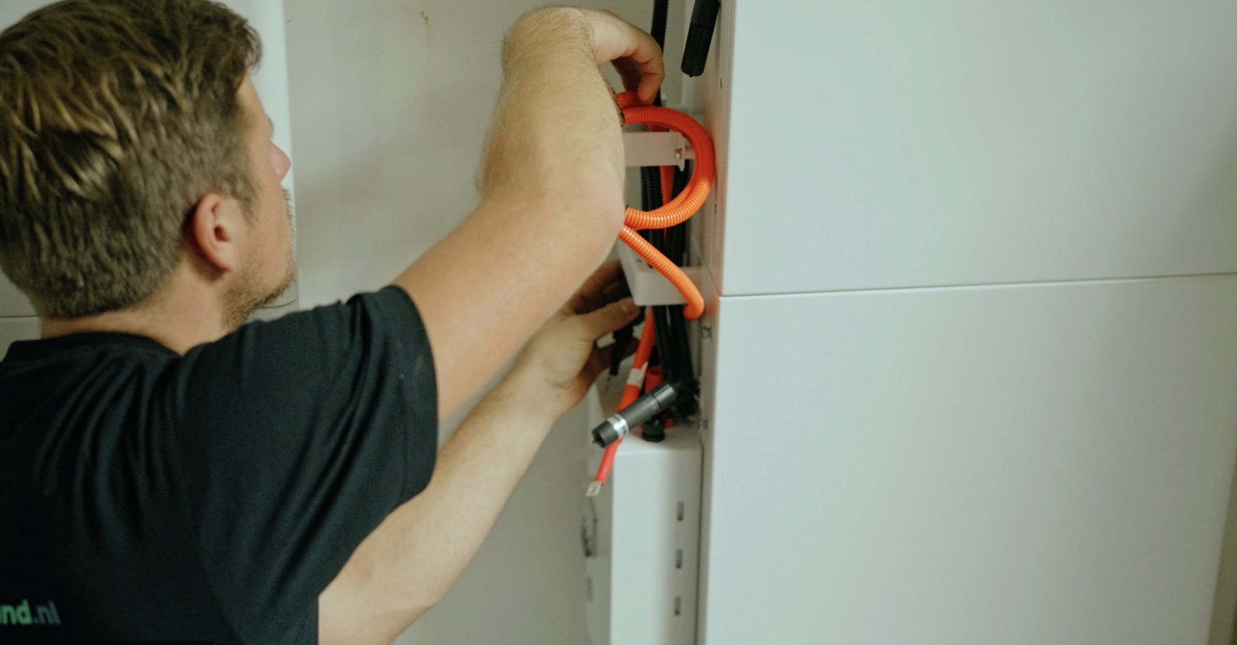 Monteur van ThuisbatterijNederland installeert een thuisbatterij