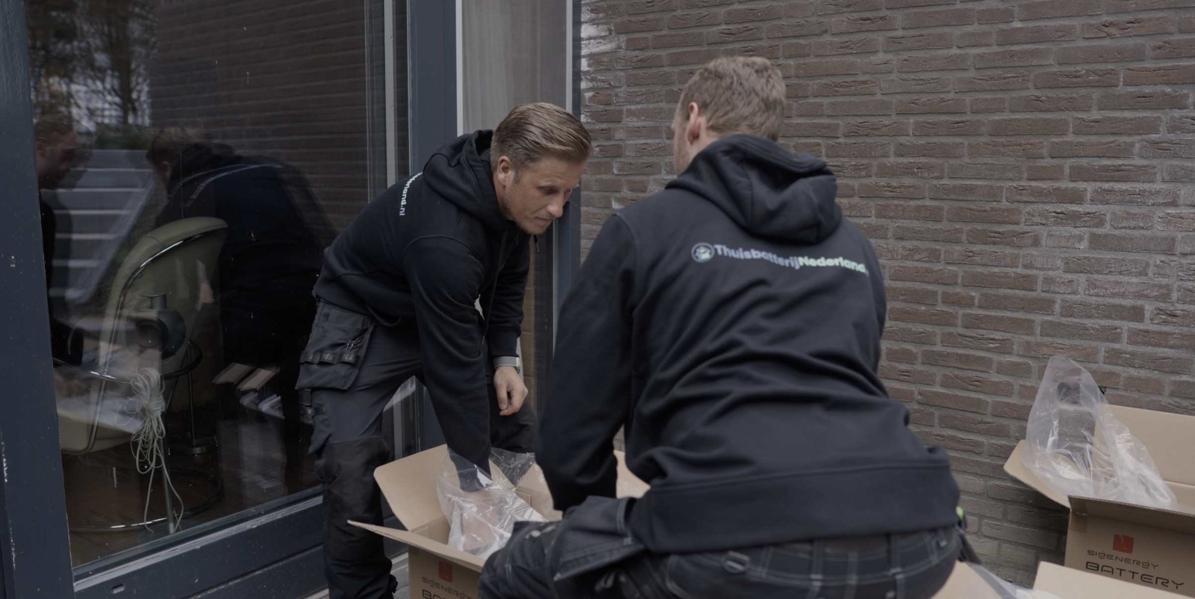 Monteur van ThuisbatterijNederland installeert een thuisbatterij