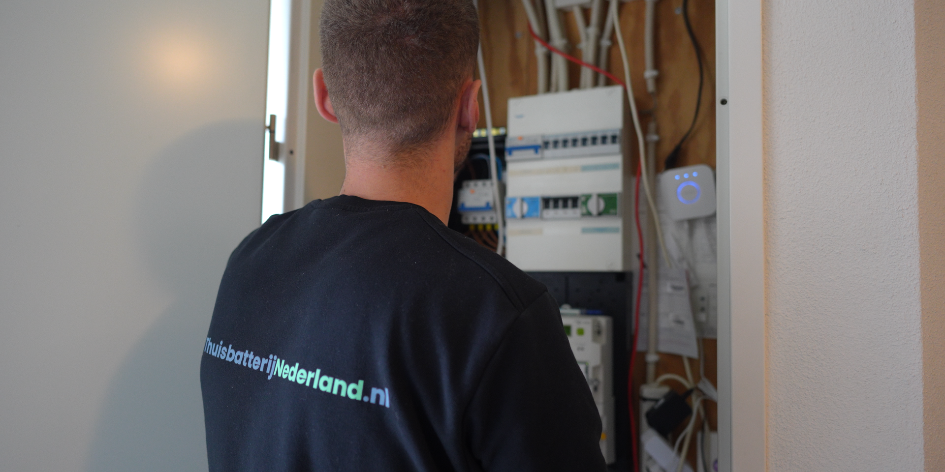 Monteur met logo_Meterkast