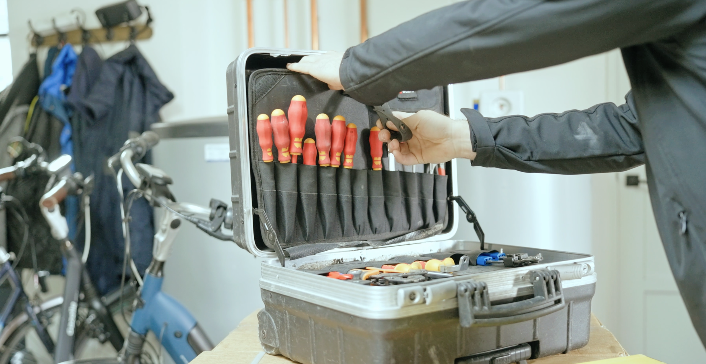Monteur van ThuisbatterijNederland installeert een thuisbatterij