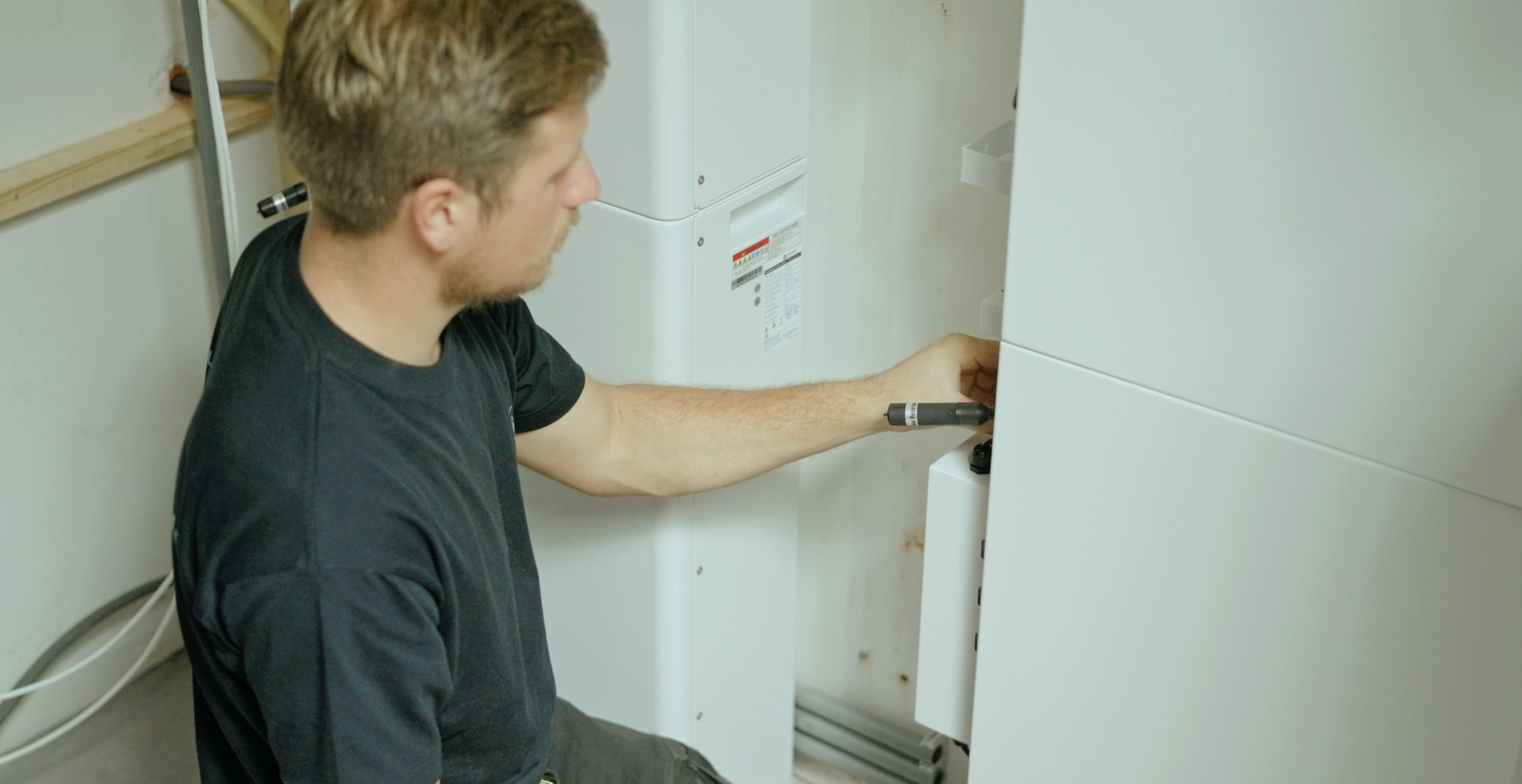 Monteur van ThuisbatterijNederland installeert een thuisbatterij
