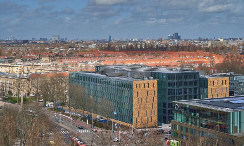 Zonnepanelen op het Edge-kantoorgebouw op de Zuidas in Amsterdam
