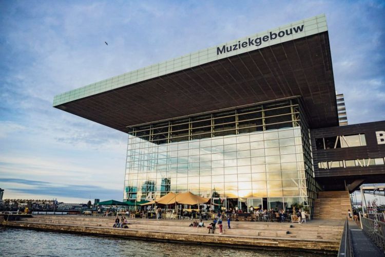 Muziekgebouw aan 't IJ in Amsterdam met 964 zonnepanelen, gerealiseerd door Energy@the office