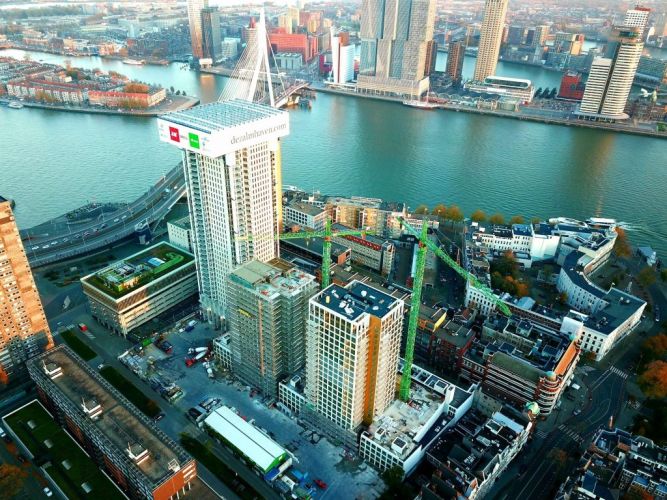Zonnepanelen op de bijgebouwen van het Zalmhaven-complex in Rotterdam