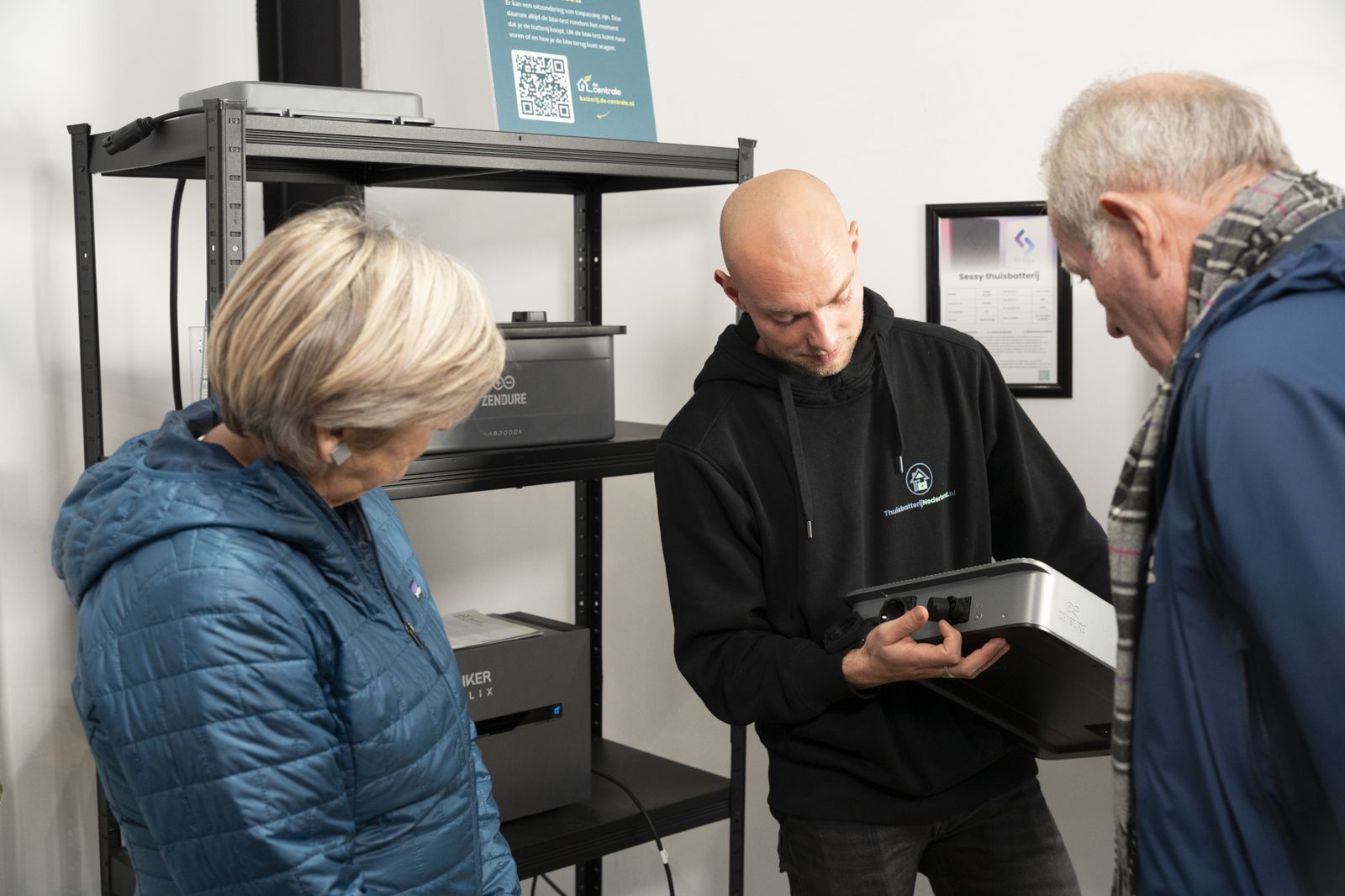 Adviseur laat de aansluitingen van een Zendure plug-in thuisbatterij zien aan bezoekers