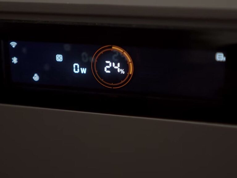 Display van de Jackery SolarVault 3 Pro Max AC met vermogen en laadpercentage Display van de Jackery SolarVault 3 Pro Max AC met vermogen en laadpercentage