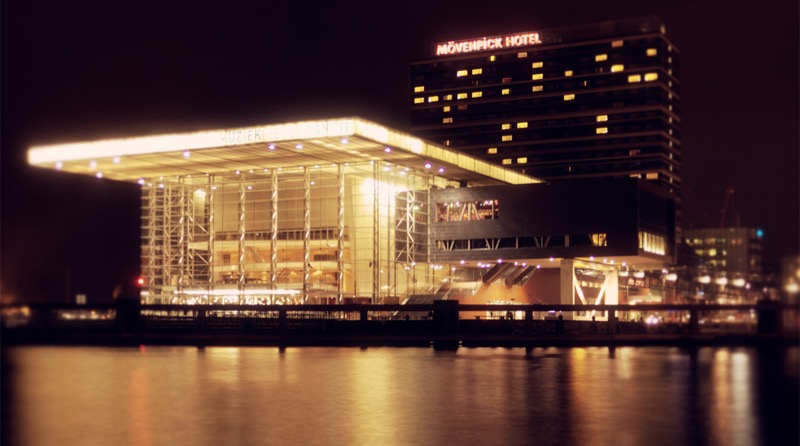 Zonnepanelen op het Muziekgebouw aan 't IJ in Amsterdam